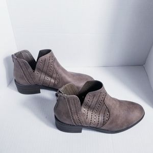 NEW DIRECTIONS HEELED BROWN ANKLE BOOT SIZE 8